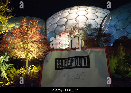 Eden Project, Cornwall, UK. 10. November 2016. Das Eden Project beherbergt einen Schlaf, Nacht, um Gelder für Homelesness Wohltätigkeitsorganisationen, die im Rahmen der bundesweiten Veranstaltungen. Gesehen hier Sängerin Suzie Mac, die Unterhaltung für die Nacht Kredit zur Verfügung stellt: Simon Maycock/Alamy Live News Stockfoto