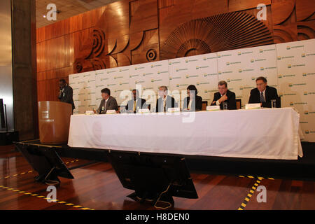 Rio De Janeiro, Brasilien. 10. November 2016. Petrobras' Board of Directors präsentiert operativen und finanziellen Ergebnisse für das dritte Quartal 2016 bei einer Pressekonferenz am Hauptsitz des Unternehmens, die Gebäude, in Rio De Janeiro Downtown. An der Pressekonferenz teilgenommen: João Elek, Roberto Moro, Solange Guedes, Ivan Monteiro, José Celestino und Hugo Repsold Júnior. Bildnachweis: Luiz Souza/Alamy Live-Nachrichten Stockfoto