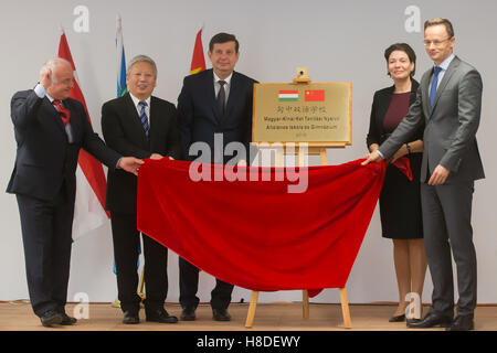 (161110)--BUDAPEST, 10. November 2016 (Xinhua)--ungarische Minister für auswärtige Angelegenheiten und Handel Peter Szijjarto(1st R), Chinas Botschafter in Ungarn Duan Jielong (2 L) und anderen Gästen enthüllen die neue Platte der Ungarisch-chinesische zweisprachige Grundschule und Gymnasium in Budapest, Ungarn am 10. November 2016. Ungarisch und chinesischen Beamten versammelten sich am Ungarisch-chinesische zweisprachige Primary und Secondary School hier am Donnerstag eine zweisprachige Gymnasium ermöglicht Bildung bis zu chinesischen k-12 Level zu starten. (Xinhua/Attila Volgyi) Stockfoto