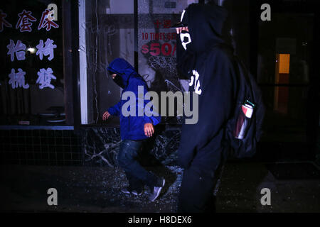 Oakland, Kalifornien, USA. 9. November 2016. Demonstranten marschieren durch die Innenstadt von Oakland während eines Aufstandes gegen die gewählte Präsident Donald Trump in Oakland, Kalifornien. © Joel Angel Ju'' ¡Rez/ZUMA Draht/Alamy Live-Nachrichten Stockfoto