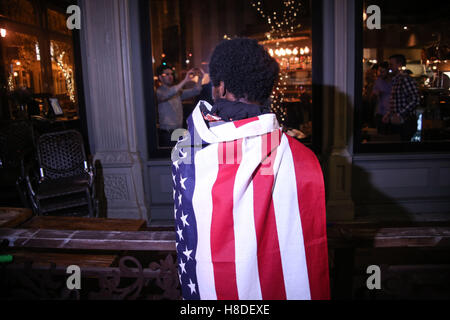 Oakland, Kalifornien, USA. 9. November 2016. Ein Demonstrant steht als Zuschauer Aufstände gegen die gewählte Präsident Donald Trump in der Innenstadt von Oakland, Kalifornien als Zuschauer. © Joel Angel Ju'' ¡Rez/ZUMA Draht/Alamy Live-Nachrichten Stockfoto