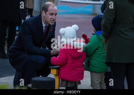 London, UK. 10. November 2016. Der Duke of Cambridge trifft Kleinkinder während eines Besuchs in Kensington Memorial Park als Präsident der Felder im Vertrauen offiziell die Widmung des Parks von der Royal Borough of Kensington und Chelsea zum hundertjährigen Felder Programm markieren. Centenary Felder ehrt das Andenken an die Millionen, die ihr Leben während des ersten Weltkrieges verloren, durch die Sicherung und Schutz im freien Erholungsraum in alle Ewigkeit zum Nutzen künftiger Generationen. Bildnachweis: Mark Kerrison/Alamy Live-Nachrichten Stockfoto