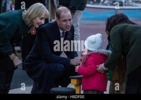 London, UK. 10. November 2016. Der Duke of Cambridge trifft Kleinkinder während eines Besuchs in Kensington Memorial Park als Präsident der Felder im Vertrauen offiziell die Widmung des Parks von der Royal Borough of Kensington und Chelsea zum hundertjährigen Felder Programm markieren. Centenary Felder ehrt das Andenken an die Millionen, die ihr Leben während des ersten Weltkrieges verloren, durch die Sicherung und Schutz im freien Erholungsraum in alle Ewigkeit zum Nutzen künftiger Generationen. Bildnachweis: Mark Kerrison/Alamy Live-Nachrichten Stockfoto