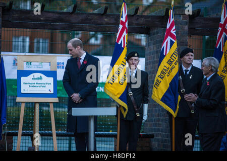 London, UK. 10. November 2016. Der Duke of Cambridge stellt eine Gedenktafel während eines Besuchs in Kensington Memorial Park als Präsident der Felder im Vertrauen offiziell die Widmung des Parks von der Royal Borough of Kensington und Chelsea zum hundertjährigen Felder Programm markieren. Centenary Felder ehrt das Andenken an die Millionen, die ihr Leben während des ersten Weltkrieges verloren, durch die Sicherung und Schutz im freien Erholungsraum in alle Ewigkeit zum Nutzen künftiger Generationen. Bildnachweis: Mark Kerrison/Alamy Live-Nachrichten Stockfoto