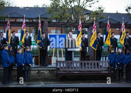 London, UK. 10. November 2016. Der Duke of Cambridge stellt eine Gedenktafel während eines Besuchs in Kensington Memorial Park als Präsident der Felder im Vertrauen offiziell die Widmung des Parks von der Royal Borough of Kensington und Chelsea zum hundertjährigen Felder Programm markieren. Centenary Felder ehrt das Andenken an die Millionen, die ihr Leben während des ersten Weltkrieges verloren, durch die Sicherung und Schutz im freien Erholungsraum in alle Ewigkeit zum Nutzen künftiger Generationen. Bildnachweis: Mark Kerrison/Alamy Live-Nachrichten Stockfoto
