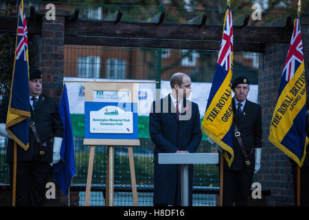 London, UK. 10. November 2016. Der Duke of Cambridge stellt eine Gedenktafel während eines Besuchs in Kensington Memorial Park als Präsident der Felder im Vertrauen offiziell die Widmung des Parks von der Royal Borough of Kensington und Chelsea zum hundertjährigen Felder Programm markieren. Centenary Felder ehrt das Andenken an die Millionen, die ihr Leben während des ersten Weltkrieges verloren, durch die Sicherung und Schutz im freien Erholungsraum in alle Ewigkeit zum Nutzen künftiger Generationen. Bildnachweis: Mark Kerrison/Alamy Live-Nachrichten Stockfoto