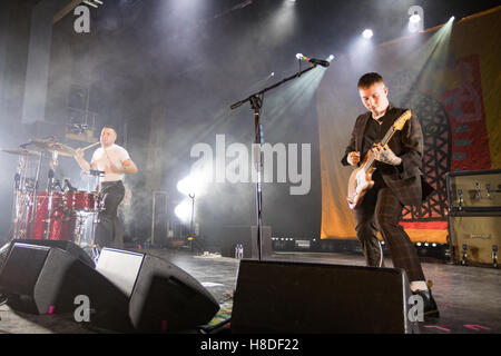 Bexhill, England. 10. November 2016, Sklaven (Isaac Holman und Laurie Vincent) Auftakt ihrer größten UK-Tour zum Zeitpunkt De La Warr Pavilion, England. © Jason Richardson / Alamy Live Stockfoto