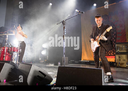 Bexhill, England. 10. November 2016, Sklaven (Isaac Holman und Laurie Vincent) Auftakt ihrer größten UK-Tour zum Zeitpunkt De La Warr Pavilion, England. © Jason Richardson / Alamy Live Stockfoto