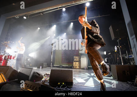 Bexhill, England. 10. November 2016, Sklaven (Isaac Holman und Laurie Vincent) Auftakt ihrer größten UK-Tour zum Zeitpunkt De La Warr Pavilion, England. © Jason Richardson / Alamy Live Stockfoto