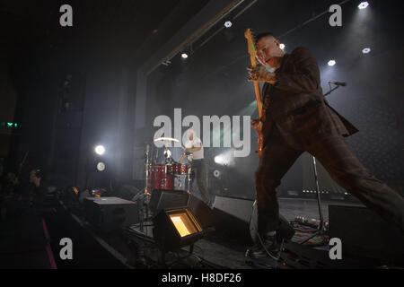 Bexhill, England. 10. November 2016, Sklaven (Isaac Holman und Laurie Vincent) Auftakt ihrer größten UK-Tour zum Zeitpunkt De La Warr Pavilion, England. © Jason Richardson / Alamy Live Stockfoto