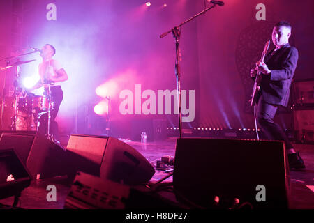 Bexhill, England. 10. November 2016, Sklaven (Isaac Holman und Laurie Vincent) Auftakt ihrer größten UK-Tour zum Zeitpunkt De La Warr Pavilion, England. © Jason Richardson / Alamy Live Stockfoto