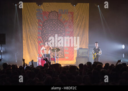 Bexhill, England. 10. November 2016, Sklaven (Isaac Holman und Laurie Vincent) Auftakt ihrer größten UK-Tour zum Zeitpunkt De La Warr Pavilion, England. © Jason Richardson / Alamy Live Stockfoto