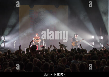 Bexhill, England. 10. November 2016, Sklaven (Isaac Holman und Laurie Vincent) Auftakt ihrer größten UK-Tour zum Zeitpunkt De La Warr Pavilion, England. © Jason Richardson / Alamy Live Stockfoto