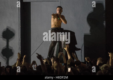 Bexhill, England. 10. November 2016, Sklaven (Isaac Holman und Laurie Vincent) Auftakt ihrer größten UK-Tour zum Zeitpunkt De La Warr Pavilion, England. © Jason Richardson / Alamy Live Stockfoto