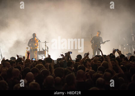 Bexhill, England. 10. November 2016, Sklaven (Isaac Holman und Laurie Vincent) Auftakt ihrer größten UK-Tour zum Zeitpunkt De La Warr Pavilion, England. © Jason Richardson / Alamy Live Stockfoto