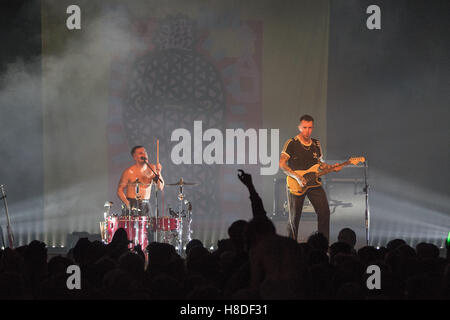 Bexhill, England. 10. November 2016, Sklaven (Isaac Holman und Laurie Vincent) Auftakt ihrer größten UK-Tour zum Zeitpunkt De La Warr Pavilion, England. © Jason Richardson / Alamy Live Stockfoto