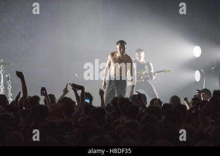 Bexhill, England. 10. November 2016, Sklaven (Isaac Holman und Laurie Vincent) Auftakt ihrer größten UK-Tour zum Zeitpunkt De La Warr Pavilion, England. © Jason Richardson / Alamy Live Stockfoto