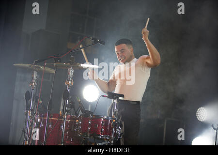 Bexhill, England. 10. November 2016, Sklaven (Isaac Holman und Laurie Vincent) Auftakt ihrer größten UK-Tour zum Zeitpunkt De La Warr Pavilion, England. © Jason Richardson / Alamy Live Stockfoto