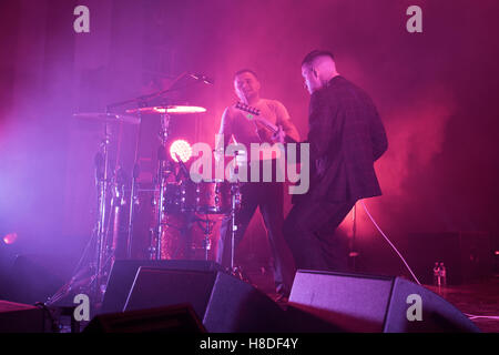 Bexhill, England. 10. November 2016, Sklaven (Isaac Holman und Laurie Vincent) Auftakt ihrer größten UK-Tour zum Zeitpunkt De La Warr Pavilion, England. © Jason Richardson / Alamy Live Stockfoto