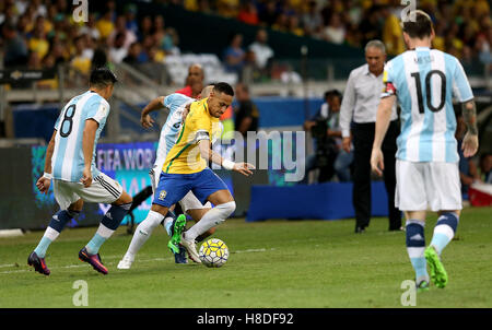 Belo Horizonte, Brasilien. 10. November 2016. Neymar (2. L) von Brasilien konkurriert das Qualifikationsspiel für die FIFA WM 2018 zwischen Brasilien und Argentinien im Mineirão Stadion in Belo Horizonte, Brasilien, 10. November 2016. Bildnachweis: Li Ming/Xinhua/Alamy Live-Nachrichten Stockfoto