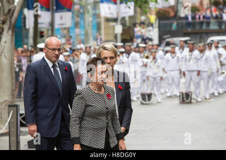 Sydney, Australien. Freitag, 11. November 2016. Remembrance Day Service, Bürgermeister Clover Moore, Luke Foley Labour Oppositionsführer in New South Wales und Federal Labour-Abgeordneter und Stellvertretender Parteiführer Tanya Plibersek legen einen Kranz am Ehrenmal. Bildnachweis: Martin Beere/Alamy Live News Stockfoto