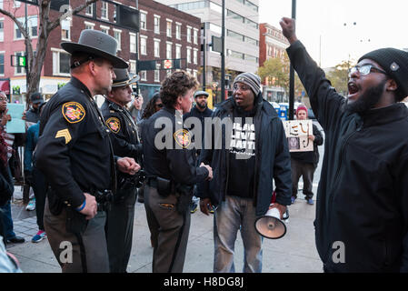 Cincinnati, OH, USA. 10. November 2016. Cincinnati Police Department Offiziere sprechen mit Black lebt Angelegenheit Cincinnati Organizer Brian Taylor bei einer Kundgebung vor dem Hamilton County Courthouse fordern die Verurteilung von Ray Tensing. Bildnachweis: Caleb Hughes/Alamy Live-Nachrichten Stockfoto