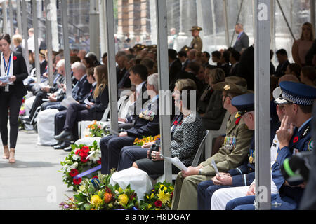 Sydney, Australien. Freitag, 11. November 2016. Viele Persönlichkeiten aus Australien und Übersee trat der Veteranen und servieren Personal in den Dienst am Cenotaph in Martin Place. Bildnachweis: Martin Beere/Alamy Live News Stockfoto