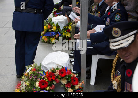 Sydney, Australien. Freitag, 11. November 2016. Viele Persönlichkeiten aus Australien und Übersee trat der Veteranen und servieren Personal in den Dienst am Cenotaph in Martin Place. Bildnachweis: Martin Beere/Alamy Live News Stockfoto