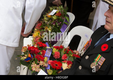 Sydney, Australien. Freitag, 11. November 2016. Viele Persönlichkeiten aus Australien und Übersee trat der Veteranen und servieren Personal in den Dienst am Cenotaph in Martin Place. Bildnachweis: Martin Beere/Alamy Live News Stockfoto