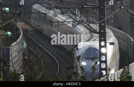 Qingdao, Qingdao, China. 10. November 2016. Shandong, CHINA-10. November 2016: (nur zur redaktionellen Verwendung. CHINA HERAUS). Eine High-Speed-Bahn auf der Qingdao-Jinan Railway in der ostchinesischen Provinz Shandong, 10. November 2016. China Railway bietet spezielle Eisenbahn-Transport-Service für e-Commerce-Logistik vom 11. November bis 20. November 2016, Teilnahme an der "Doppelten 11" Online-Shopping Festival. Nun hat der Hochgeschwindigkeitszug-Transport-Service-Netzwerk 505 Städte in China abgedeckt. © SIPA Asien/ZUMA Draht/Alamy Live-Nachrichten Stockfoto