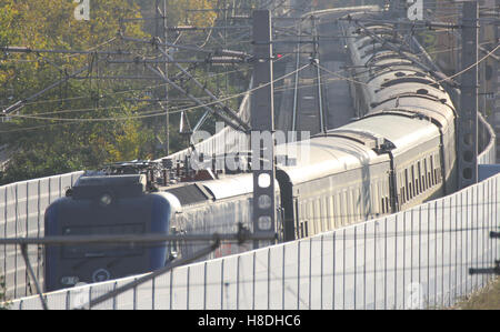 Qingdao, Qingdao, China. 10. November 2016. Shandong, CHINA-10. November 2016: (nur zur redaktionellen Verwendung. CHINA HERAUS). Eine High-Speed-Bahn auf der Qingdao-Jinan Railway in der ostchinesischen Provinz Shandong, 10. November 2016. China Railway bietet spezielle Eisenbahn-Transport-Service für e-Commerce-Logistik vom 11. November bis 20. November 2016, Teilnahme an der "Doppelten 11" Online-Shopping Festival. Nun hat der Hochgeschwindigkeitszug-Transport-Service-Netzwerk 505 Städte in China abgedeckt. © SIPA Asien/ZUMA Draht/Alamy Live-Nachrichten Stockfoto