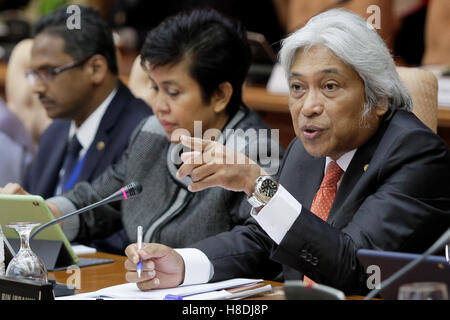 Kuala Lumpur, Malaysia.11th November 2016. Malaysias Bank Negara Malaysia (BNM) Gouverneur, Muhammad Ibrahim kündigt dritten Quartal 2016 Brutto-Inlandsprodukt (BIP) Ergebnisse in Kuala Lumpur, Malaysia. Die malaysische Wirtschaft, erweitert um 4,3 Prozent im dritten Quartal 2016 auf weitere Private Ausgaben und zusätzliche von Netto Unterstützung, Export sowie Wachstum in wichtigen Wirtschaftszweigen. Bildnachweis: Aizuddin Saad/Alamy Live-Nachrichten. Stockfoto