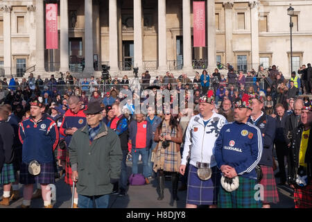 London, UK. 11. November 2016. Die Royal Legion beherbergt eine Aufführung von Musik und Lesungen am Trafalgar Square in London, bevor eine zwei Minuten Stille am 11:00 beobachtet wird. Mitglieder der Öffentlichkeit sind eingeladen, Mohn Blütenblätter in die Brunnen als ein symbolischer Akt der Erinnerung zu platzieren. Bildnachweis: Claire Doherty/Alamy Live News Stockfoto