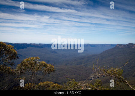 (161111)--SYDNEY, 11. November 2016 (Xinhua)--Foto aufgenommen am 25. Oktober 2016 zeigt der Blue Mountains National Park im Bundesstaat New South Wales, Australien. Vier Prozent des australischen Kontinents ist geschützt, für die Erhaltung, umfasste innerhalb von etwas mehr als 500 Nationalparks oder rund 28 Millionen Hektar Land. Die meisten Nationalparks werden verwaltet vom australischen Staat und Territorium Regierungen--Staaten haften für Landmanagement unter Australiens Verfassung--obwohl die Commonwealth-Regierung kümmert sich um sechs Nationalparks, die National Botanic Gardens und 58 individuelle Marine behält sich. (Xin Stockfoto