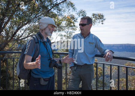 (161111)--SYDNEY, 11. November 2016 (Xinhua)--Parkranger Jamie Salijevic (R) stellt den Park ein Tourist in den Blue Mountains National Park im Bundesstaat New South Wales, Australien, 25. Oktober 2016. Vier Prozent des australischen Kontinents ist geschützt, für die Erhaltung, umfasste innerhalb von etwas mehr als 500 Nationalparks oder rund 28 Millionen Hektar Land. Die meisten Nationalparks werden von Australiens Staat und Territorium Regierungen--Staaten haften für Landmanagement unter Australiens Verfassung--obwohl die Commonwealth-Regierung nach sechs Nationalparks, National Botanic sieht Stockfoto