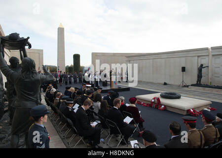 Burton-on-Trent, England. 11. November 2016. Prinz Harry hat Großbritanniens Waffenstillstand Gedenktag in Staffordshire geführt. Seine königliche Hoheit trat militärisches Führungspersonal Streitkräfte, Veteranen und Familien Mitglieder der Öffentlichkeit auf des Arboretums jährlichen Service of Remembrance, der innerhalb der Mauern des Armed Forces Memorial stattfindet.  Prinz Harry lesen während des Gottesdienstes der Soldat, ein Erster Weltkrieg Sonett über einen Soldaten aus dem Haus für das Schlachtfeld. Bildnachweis: Byron Kirk/Alamy Live-Nachrichten Stockfoto