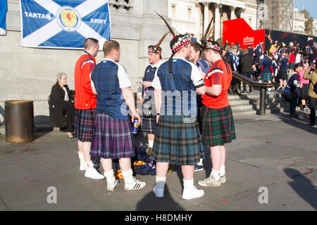 London, UK. 11. November 2016. Schottischer Fußball Fans Teil des Tartan Armee Anfang zusammenzubauen am Trafalgar Square vor der World Cup Qualifier gegen England im Wembley-Stadion Credit: Amer Ghazzal/Alamy Live-Nachrichten Stockfoto