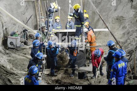 Baoding, China der Provinz Hebei. 10. November 2016. Retter arbeitest du die Rescue-Site im Zhongmengchang Dorf Lixian County in Baoding, Provinz Hebei North China, 10. November 2016. Der junge, der am Sonntag in den 40 Meter tiefen trockenen Brunnen fiel, wurde tot am Donnerstagabend in Lixian County, Hebei Baoding Stadt nach Such-und Rettungsteams gefunden gesucht hatte für ihn mehr als 100 Stunden. Bildnachweis: Wang Xiao/Xinhua/Alamy Live-Nachrichten Stockfoto