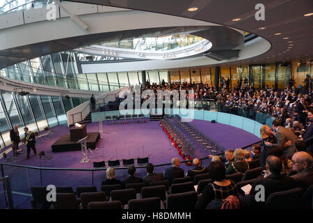 London, UK. 11. November 2016. The Mayor of London, Sadiq Khan und Vorsitzender der London Assembly, Tony Arbour, werden von London Baugruppenmitglieder, Greater London Authority Mitarbeiter und Vertreter von zentralen London Regierungsorganisationen, denen gedenken, die serviert und verloren ihr Leben in den beiden Weltkriegen und anderen Konflikten in City Hall, London, UK verbunden werden. Bildnachweis: Siehe Li/Alamy Live News Stockfoto