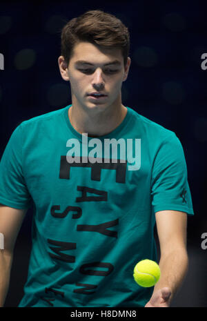 Die O2-Arena, London, UK. 11. November 2016. Barclays ATP World Tour Finals. Top acht Welt singles Spieler Praxis am Centrecourt und äußeren Praxis Gerichten vor Turnierbeginn am Sonntag, 13. November. Taylor Fritz (USA) auf dem Centrecourt. Bildnachweis: Sportsimages/Alamy Live-Nachrichten Stockfoto