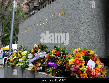 Sydney, Australien. 11. November 2016. Gedenktag wird beobachtet, um die Opfer Soldaten während dem ersten Weltkrieg erinnern. 11. November 1918. Foto aufgenommen am 11. November 2016 zeigt ein Kenotaph während einer Zeremonie zum Gedenken an verlorenen Soldaten im ersten Weltkrieg ein (WWI) auf den Gedenktag in Sydney, Australien. 11. November 2016. Gedenktag wird beobachtet, um zu erinnern, die Opfer von Soldaten während WWI, das am 11. November 1918 endete. Bildnachweis: Xinhua/Alamy Live-Nachrichten Stockfoto