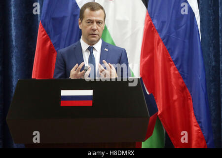 Jericho, Westjordanland, Palästinensische Gebiete. 11. November 2016. Der russische Premierminister Dmitry Medvedev spricht während einer gemeinsamen Pressekonferenz mit Palästinenserpräsident Mahmoud Abbas in der Westbank-Stadt Jericho 11. November 2016 Credit: Shadi Hatem/APA Bilder/ZUMA Draht/Alamy Live News Stockfoto