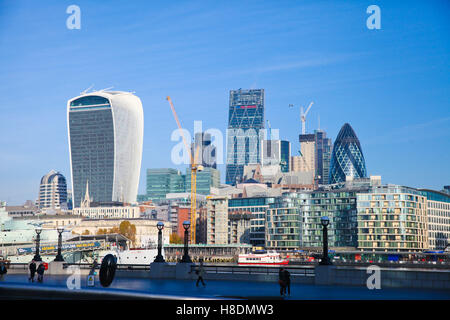 London, UK. 11. November 2016. London Bridge.  Die Skyline der Stadt am sonnigen aber kalten Morgen Credit: Dinendra Haria/Alamy Live News Stockfoto