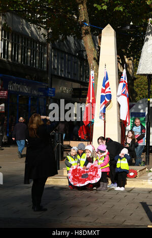 Peterborough, UK. 11. November 2016. Tag des Waffenstillstands. Kinder haben ihr Bild mit einer Mohnblume, die sie, die neben dem Kriegerdenkmal Peterborough entworfen haben genommen. Menschen, die Kennzeichnung Tag des Waffenstillstands in Peterborough, England. Eine zwei Minuten Stille ist landesweit auf der elften Stunde der elften Tag des elften Monats markiert das Ende des ersten Weltkriegs statt.  Bildnachweis: Paul Marriott/Alamy Live-Nachrichten Stockfoto