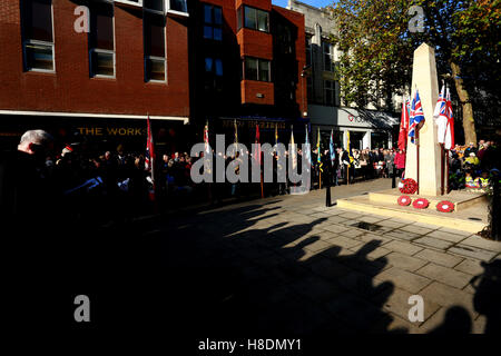 Peterborough, UK. 11. November 2016. Tag des Waffenstillstands. Shdows umgeben das Kriegerdenkmal in Peterborough, wie sie von der Sonne angestrahlt wird. Menschen, die Kennzeichnung Tag des Waffenstillstands in Peterborough, England. Eine zwei Minuten Stille ist landesweit auf der elften Stunde der elften Tag des elften Monats markiert das Ende des ersten Weltkriegs statt.  Bildnachweis: Paul Marriott/Alamy Live-Nachrichten Stockfoto