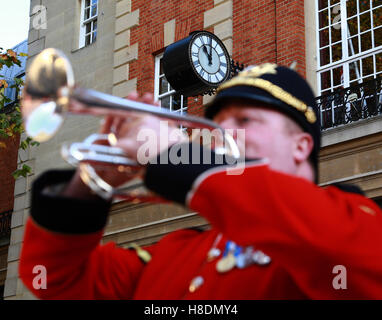 Peterborough, UK. 11. November 2016. Tag des Waffenstillstands. Ein Hornist vom Royal Anglian Regiment bereitet sich auf The Last Post an 11:00 spielen. Menschen, die Kennzeichnung Tag des Waffenstillstands in Peterborough, England. Eine zwei Minuten Stille ist landesweit auf der elften Stunde der elften Tag des elften Monats markiert das Ende des ersten Weltkriegs statt.  Bildnachweis: Paul Marriott/Alamy Live-Nachrichten Stockfoto