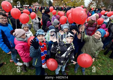 Kyjov, Tschechische Republik. 11. November 2016. Die Feier des Krieges Veterans Day durch die Schaffung von riesigen Mohn aufblasbare Bälle fand in Kyjov, Tschechische Republik, am Freitag, 11. November 2016. Der Tschechischen Republik War Veterans Day im November 2001 eingeführt. Der Tag wurde symbolisch gewählt, weil der Waffenstillstand Ende des großen Krieges am 11. November 1918 in Kraft getreten. Im Ausland, in englischsprachigen Ländern und in Frankreich vor allem dies ist ein anerkannter Feiertag, aber in der Tschechischen Republik hat es nicht noch so gewesen. Bildnachweis: Vaclav Salek/CTK Foto/Alamy Live-Nachrichten Stockfoto