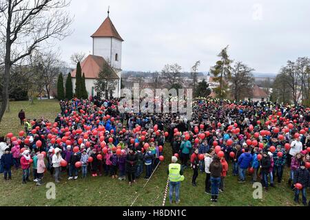 Kyjov, Tschechische Republik. 11. November 2016. Die Feier des Krieges Veterans Day durch die Schaffung von riesigen Mohn aufblasbare Bälle fand in Kyjov, Tschechische Republik, am Freitag, 11. November 2016. Der Tschechischen Republik War Veterans Day im November 2001 eingeführt. Der Tag wurde symbolisch gewählt, weil der Waffenstillstand Ende des großen Krieges am 11. November 1918 in Kraft getreten. Im Ausland, in englischsprachigen Ländern und in Frankreich vor allem dies ist ein anerkannter Feiertag, aber in der Tschechischen Republik hat es nicht noch so gewesen. Bildnachweis: Vaclav Salek/CTK Foto/Alamy Live-Nachrichten Stockfoto