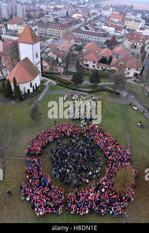 Kyjov, Tschechische Republik. 11. November 2016. Die Feier des Krieges Veterans Day durch die Schaffung von riesigen Mohn aufblasbare Bälle fand in Kyjov, Tschechische Republik, am Freitag, 11. November 2016. Der Tschechischen Republik War Veterans Day im November 2001 eingeführt. Der Tag wurde symbolisch gewählt, weil der Waffenstillstand Ende des großen Krieges am 11. November 1918 in Kraft getreten. Im Ausland, in englischsprachigen Ländern und in Frankreich vor allem dies ist ein anerkannter Feiertag, aber in der Tschechischen Republik hat es nicht noch so gewesen. Bildnachweis: Vaclav Salek/CTK Foto/Alamy Live-Nachrichten Stockfoto