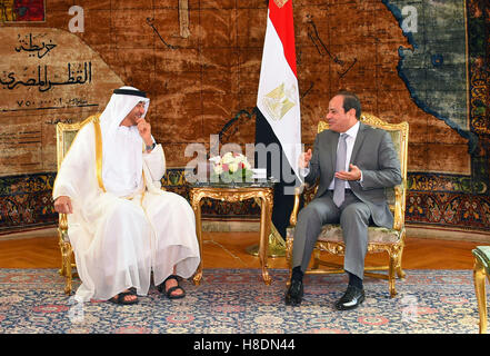 Kairo, Ägypten. 10. November 2016. Der ägyptische Präsident Abdel Fattah al-Sisi trifft mit Scheich Mohammed bin Zayed Al Nahyan Kronprinz von Abu Dhabi Stellvertretender Oberbefehlshaber der Streitkräfte der VAE in Kairo, Ägypten, am 10. November 2016 © ägyptische Präsident Büro/APA Bilder/ZUMA Draht/Alamy Live News Stockfoto